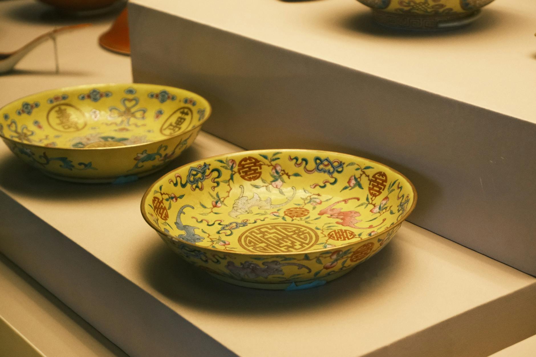 Chinese pottery and porcelain at the Burrell Collection