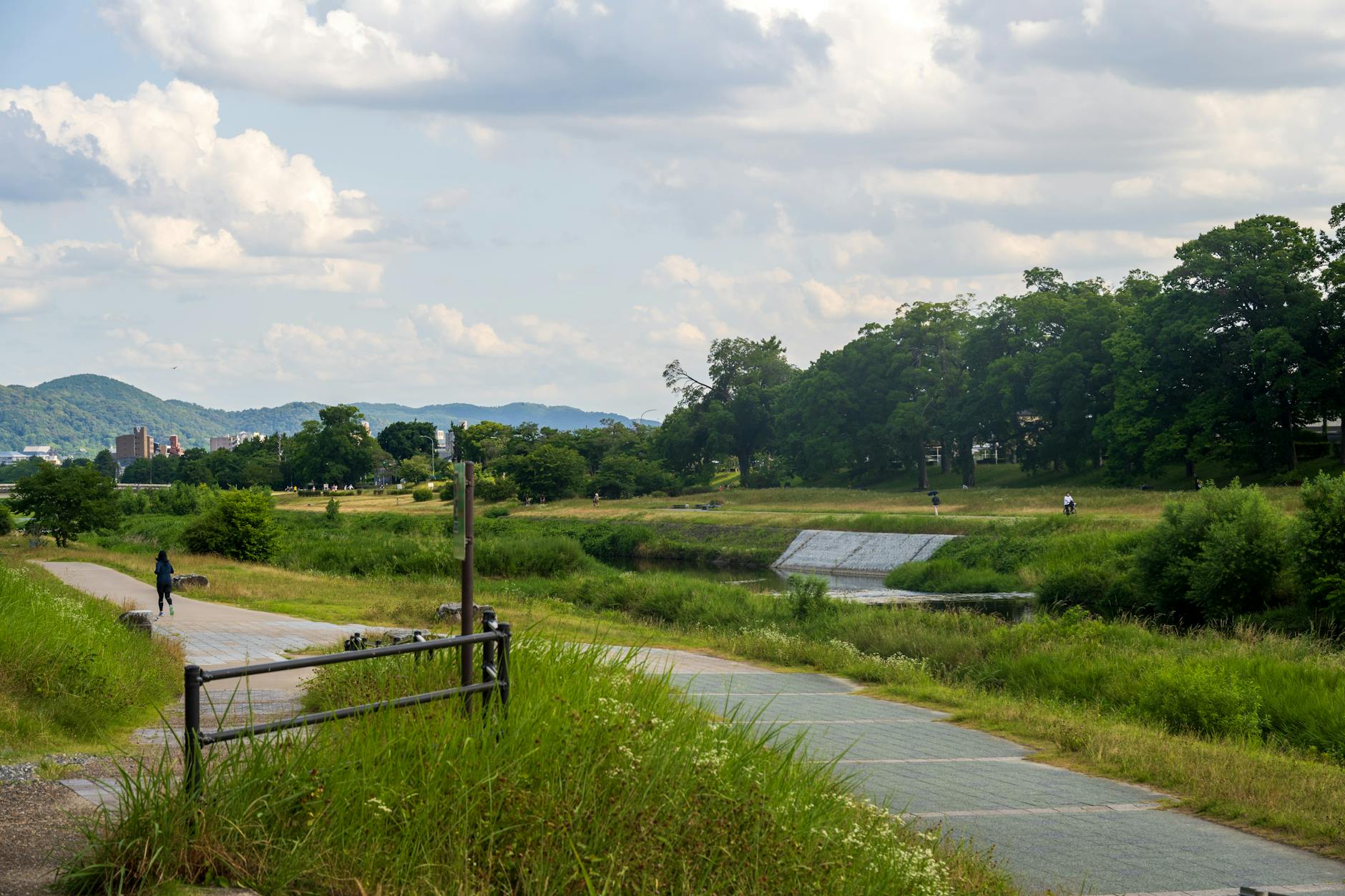 Free things to do in Glasgow including walking along beautiful river paths and parks
