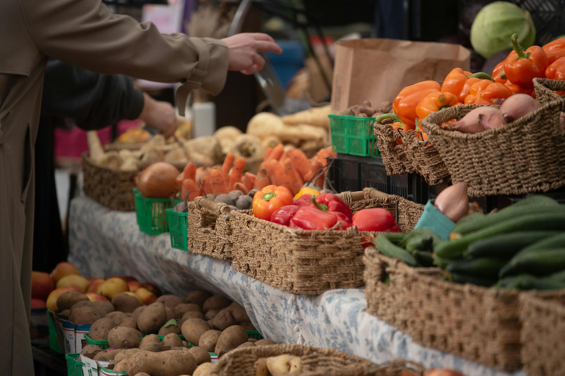 Shopping in Glasgow - outdoor farmers market with fresh produce