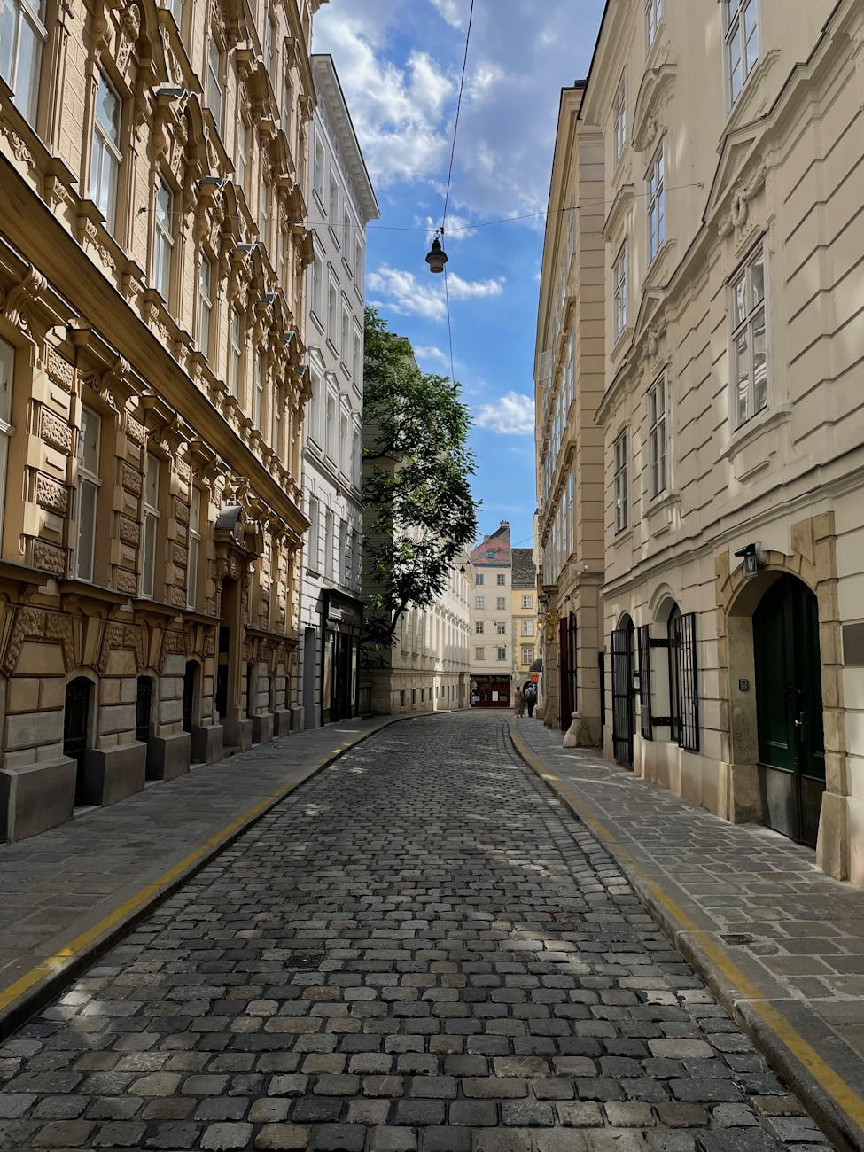 Glasgow travel guide neighbourhoods West End cobbled streets
